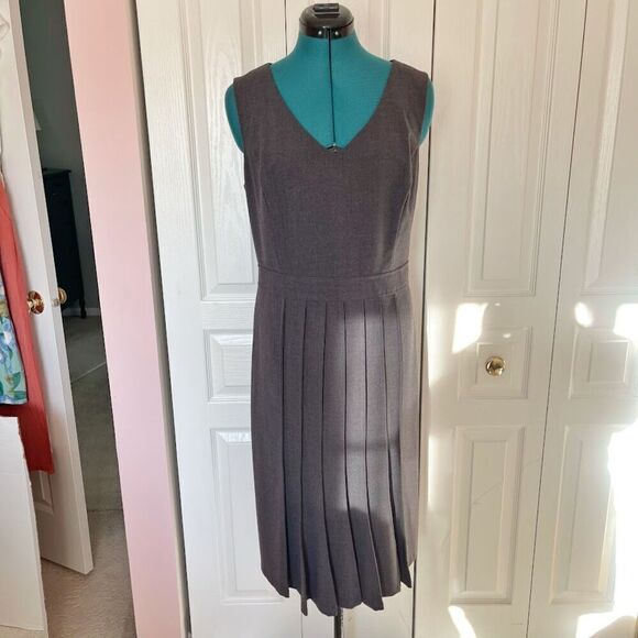 Donna Ricco Pleated V Neck Lined Sleeveless Sheath Dress - Picture 1 of 15